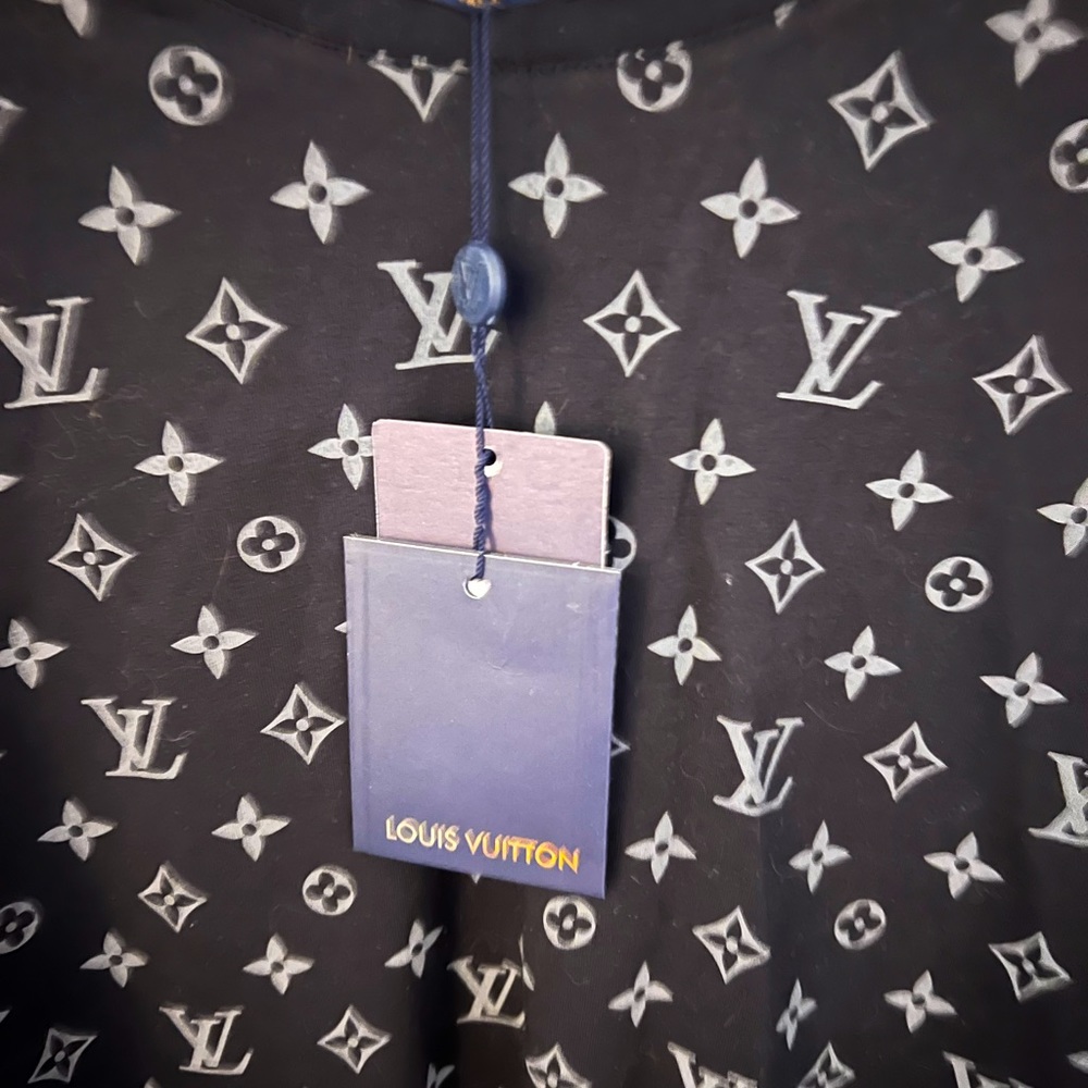 Louis Vuitton men t shirt, NWT